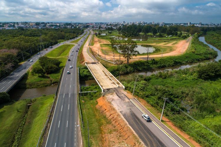 Imagem de obra rodoviária paralisada.