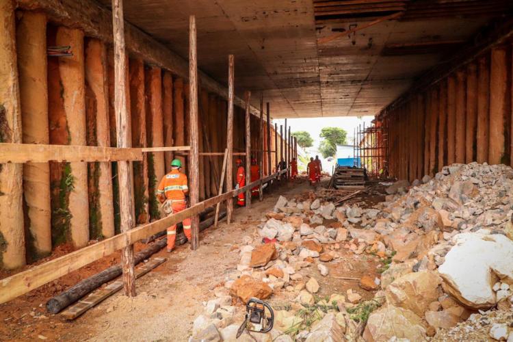 Governo retomou as obras da trincheira da Rua Arapongas, no cruzamento com a Avenida das Torres, em São José dos Pinhais