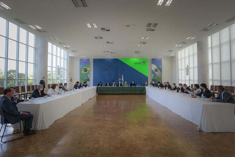 Governo e deputados debatem Orçamento e controle da pandemia