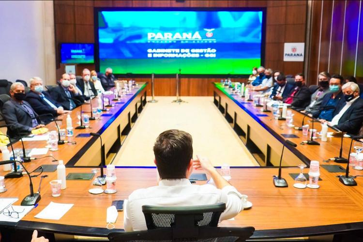 Estado avança na desburocratização e estende Descomplica para os municípios