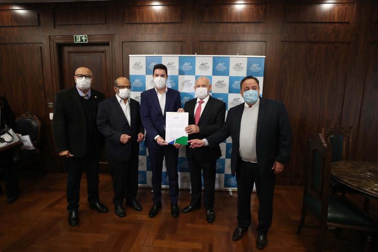 O Paraná terá um orçamento total em 2022 de R$ 54,6 bilhões. É o que prevê o Projeto de Lei Orçamentária Anual (PLOA), entregue nesta segunda-feira (04) à Assembleia Legislativa pelo chefe da Casa Civil do Governo do Estado, Guto Silva, e pelo secretário da Fazenda, Renê Garcia.