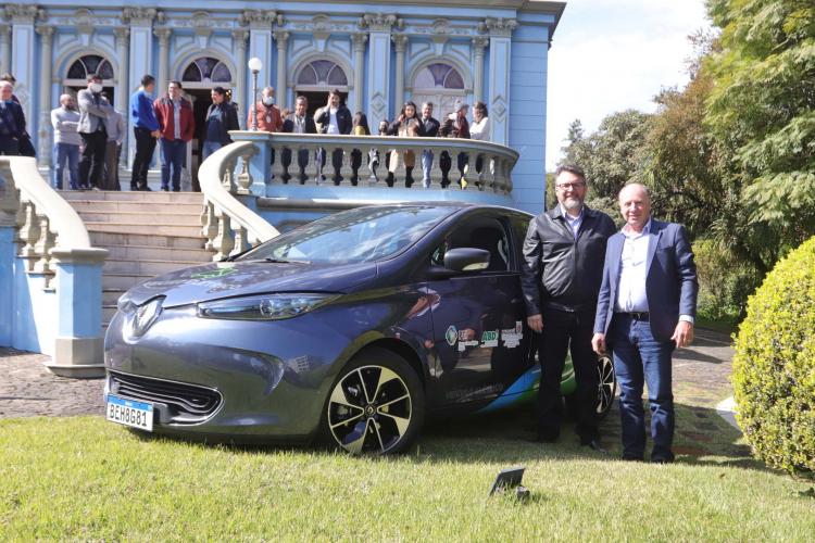 O Banco Regional de Desenvolvimento do Extremo Sul (BRDE) recebeu um carro elétrico do projeto VEM PR, iniciativa que envolve o Governo do Estado, por meio da Superintendência Geral de Inovação; a Agência Brasileira de Desenvolvimento Industrial (ABDI) e a Fundação Parque Tecnológico de Itaipu (FPTI).