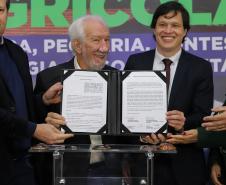 Pinhais, 01 de novembro de 2022 - Evento de entrega de veículos, benfeitorias e formalização de parceria com o governo israelense que aconteceu no Colégio Agricola Nilton Freire Maia.