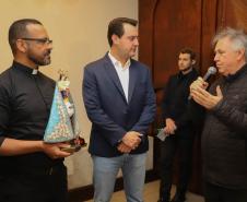 Governador Carlos Massa Ratinho Junior recebe a imagem de Nossa Senhora do Rocio no Palacio Iguaçu
