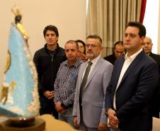 Governador Carlos Massa Ratinho Junior recebe a imagem de Nossa Senhora do Rocio no Palacio Iguaçu
