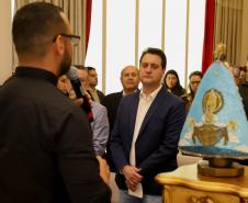 Governador Carlos Massa Ratinho Junior recebe a imagem de Nossa Senhora do Rocio no Palacio Iguaçu