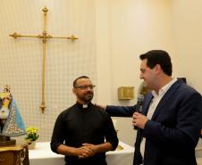 Governador Carlos Massa Ratinho Junior recebe a imagem de Nossa Senhora do Rocio no Palacio Iguaçu