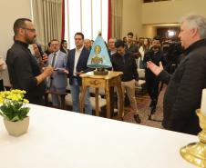 Governador Carlos Massa Ratinho Junior recebe a imagem de Nossa Senhora do Rocio no Palacio Iguaçu