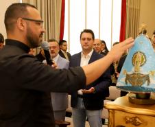 Governador Carlos Massa Ratinho Junior recebe a imagem de Nossa Senhora do Rocio no Palacio Iguaçu