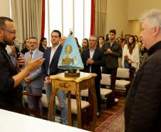 Governador Carlos Massa Ratinho Junior recebe a imagem de Nossa Senhora do Rocio no Palacio Iguaçu