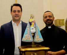 Governador Carlos Massa Ratinho Junior recebe a imagem de Nossa Senhora do Rocio no Palacio Iguaçu