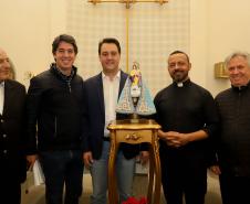 Governador Carlos Massa Ratinho Junior recebe a imagem de Nossa Senhora do Rocio no Palacio Iguaçu