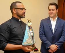 Governador Carlos Massa Ratinho Junior recebe a imagem de Nossa Senhora do Rocio no Palacio Iguaçu