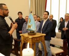 Governador Carlos Massa Ratinho Junior recebe a imagem de Nossa Senhora do Rocio no Palacio Iguaçu