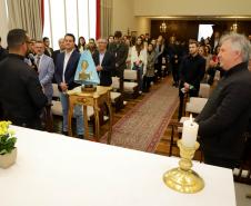 Governador Carlos Massa Ratinho Junior recebe a imagem de Nossa Senhora do Rocio no Palacio Iguaçu