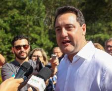 Trinta e quatro famílias que viviam em casas em situação precária ou áreas de risco em Rio Azul, na região Centro-Sul do Paraná, receberam nesta sexta-feira (09) novas moradias do Governo do Estado Carlos Massa Ratinho Junior. A inauguração do conjunto habitacional e entrega das chaves contou com a participação do governador Carlos Massa Ratinho Junior e o prefeito Leandro Jasinski.