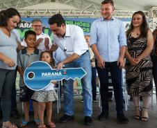 Trinta e quatro famílias que viviam em casas em situação precária ou áreas de risco em Rio Azul, na região Centro-Sul do Paraná, receberam nesta sexta-feira (09) novas moradias do Governo do Estado Carlos Massa Ratinho Junior. A inauguração do conjunto habitacional e entrega das chaves contou com a participação do governador Carlos Massa Ratinho Junior e o prefeito Leandro Jasinski.