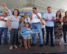 Trinta e quatro famílias que viviam em casas em situação precária ou áreas de risco em Rio Azul, na região Centro-Sul do Paraná, receberam nesta sexta-feira (09) novas moradias do Governo do Estado Carlos Massa Ratinho Junior. A inauguração do conjunto habitacional e entrega das chaves contou com a participação do governador Carlos Massa Ratinho Junior e o prefeito Leandro Jasinski.