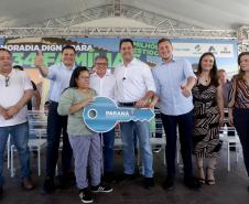 Trinta e quatro famílias que viviam em casas em situação precária ou áreas de risco em Rio Azul, na região Centro-Sul do Paraná, receberam nesta sexta-feira (09) novas moradias do Governo do Estado Carlos Massa Ratinho Junior. A inauguração do conjunto habitacional e entrega das chaves contou com a participação do governador Carlos Massa Ratinho Junior e o prefeito Leandro Jasinski.