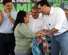 Trinta e quatro famílias que viviam em casas em situação precária ou áreas de risco em Rio Azul, na região Centro-Sul do Paraná, receberam nesta sexta-feira (09) novas moradias do Governo do Estado Carlos Massa Ratinho Junior. A inauguração do conjunto habitacional e entrega das chaves contou com a participação do governador Carlos Massa Ratinho Junior e o prefeito Leandro Jasinski.