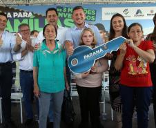 Trinta e quatro famílias que viviam em casas em situação precária ou áreas de risco em Rio Azul, na região Centro-Sul do Paraná, receberam nesta sexta-feira (09) novas moradias do Governo do Estado Carlos Massa Ratinho Junior. A inauguração do conjunto habitacional e entrega das chaves contou com a participação do governador Carlos Massa Ratinho Junior e o prefeito Leandro Jasinski.