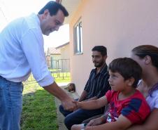Trinta e quatro famílias que viviam em casas em situação precária ou áreas de risco em Rio Azul, na região Centro-Sul do Paraná, receberam nesta sexta-feira (09) novas moradias do Governo do Estado Carlos Massa Ratinho Junior. A inauguração do conjunto habitacional e entrega das chaves contou com a participação do governador Carlos Massa Ratinho Junior e o prefeito Leandro Jasinski.