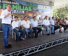 Trinta e quatro famílias que viviam em casas em situação precária ou áreas de risco em Rio Azul, na região Centro-Sul do Paraná, receberam nesta sexta-feira (09) novas moradias do Governo do Estado Carlos Massa Ratinho Junior. A inauguração do conjunto habitacional e entrega das chaves contou com a participação do governador Carlos Massa Ratinho Junior e o prefeito Leandro Jasinski.