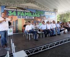 Trinta e quatro famílias que viviam em casas em situação precária ou áreas de risco em Rio Azul, na região Centro-Sul do Paraná, receberam nesta sexta-feira (09) novas moradias do Governo do Estado Carlos Massa Ratinho Junior. A inauguração do conjunto habitacional e entrega das chaves contou com a participação do governador Carlos Massa Ratinho Junior e o prefeito Leandro Jasinski.