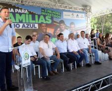 Trinta e quatro famílias que viviam em casas em situação precária ou áreas de risco em Rio Azul, na região Centro-Sul do Paraná, receberam nesta sexta-feira (09) novas moradias do Governo do Estado Carlos Massa Ratinho Junior. A inauguração do conjunto habitacional e entrega das chaves contou com a participação do governador Carlos Massa Ratinho Junior e o prefeito Leandro Jasinski.