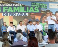 Trinta e quatro famílias que viviam em casas em situação precária ou áreas de risco em Rio Azul, na região Centro-Sul do Paraná, receberam nesta sexta-feira (09) novas moradias do Governo do Estado Carlos Massa Ratinho Junior. A inauguração do conjunto habitacional e entrega das chaves contou com a participação do governador Carlos Massa Ratinho Junior e o prefeito Leandro Jasinski.