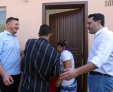 Trinta e quatro famílias que viviam em casas em situação precária ou áreas de risco em Rio Azul, na região Centro-Sul do Paraná, receberam nesta sexta-feira (09) novas moradias do Governo do Estado Carlos Massa Ratinho Junior. A inauguração do conjunto habitacional e entrega das chaves contou com a participação do governador Carlos Massa Ratinho Junior e o prefeito Leandro Jasinski.