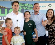 Trinta e quatro famílias que viviam em casas em situação precária ou áreas de risco em Rio Azul, na região Centro-Sul do Paraná, receberam nesta sexta-feira (09) novas moradias do Governo do Estado Carlos Massa Ratinho Junior. A inauguração do conjunto habitacional e entrega das chaves contou com a participação do governador Carlos Massa Ratinho Junior e o prefeito Leandro Jasinski.