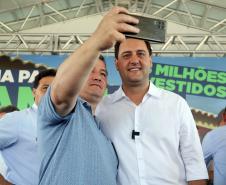 Trinta e quatro famílias que viviam em casas em situação precária ou áreas de risco em Rio Azul, na região Centro-Sul do Paraná, receberam nesta sexta-feira (09) novas moradias do Governo do Estado Carlos Massa Ratinho Junior. A inauguração do conjunto habitacional e entrega das chaves contou com a participação do governador Carlos Massa Ratinho Junior e o prefeito Leandro Jasinski.