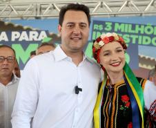 Trinta e quatro famílias que viviam em casas em situação precária ou áreas de risco em Rio Azul, na região Centro-Sul do Paraná, receberam nesta sexta-feira (09) novas moradias do Governo do Estado Carlos Massa Ratinho Junior. A inauguração do conjunto habitacional e entrega das chaves contou com a participação do governador Carlos Massa Ratinho Junior e o prefeito Leandro Jasinski.