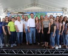 Trinta e quatro famílias que viviam em casas em situação precária ou áreas de risco em Rio Azul, na região Centro-Sul do Paraná, receberam nesta sexta-feira (09) novas moradias do Governo do Estado Carlos Massa Ratinho Junior. A inauguração do conjunto habitacional e entrega das chaves contou com a participação do governador Carlos Massa Ratinho Junior e o prefeito Leandro Jasinski.
