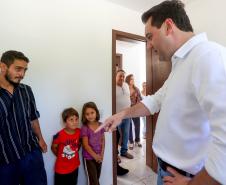 Trinta e quatro famílias que viviam em casas em situação precária ou áreas de risco em Rio Azul, na região Centro-Sul do Paraná, receberam nesta sexta-feira (09) novas moradias do Governo do Estado Carlos Massa Ratinho Junior. A inauguração do conjunto habitacional e entrega das chaves contou com a participação do governador Carlos Massa Ratinho Junior e o prefeito Leandro Jasinski.