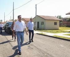 Trinta e quatro famílias que viviam em casas em situação precária ou áreas de risco em Rio Azul, na região Centro-Sul do Paraná, receberam nesta sexta-feira (09) novas moradias do Governo do Estado Carlos Massa Ratinho Junior. A inauguração do conjunto habitacional e entrega das chaves contou com a participação do governador Carlos Massa Ratinho Junior e o prefeito Leandro Jasinski.