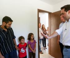 Trinta e quatro famílias que viviam em casas em situação precária ou áreas de risco em Rio Azul, na região Centro-Sul do Paraná, receberam nesta sexta-feira (09) novas moradias do Governo do Estado Carlos Massa Ratinho Junior. A inauguração do conjunto habitacional e entrega das chaves contou com a participação do governador Carlos Massa Ratinho Junior e o prefeito Leandro Jasinski.