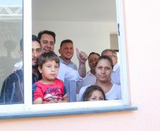 Trinta e quatro famílias que viviam em casas em situação precária ou áreas de risco em Rio Azul, na região Centro-Sul do Paraná, receberam nesta sexta-feira (09) novas moradias do Governo do Estado Carlos Massa Ratinho Junior. A inauguração do conjunto habitacional e entrega das chaves contou com a participação do governador Carlos Massa Ratinho Junior e o prefeito Leandro Jasinski.