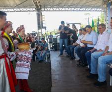 Trinta e quatro famílias que viviam em casas em situação precária ou áreas de risco em Rio Azul, na região Centro-Sul do Paraná, receberam nesta sexta-feira (09) novas moradias do Governo do Estado Carlos Massa Ratinho Junior. A inauguração do conjunto habitacional e entrega das chaves contou com a participação do governador Carlos Massa Ratinho Junior e o prefeito Leandro Jasinski.