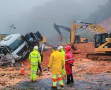 Equipes retiram 7 mil metros cúbicos de terra na BR-376 e limpam pista no sentido norte