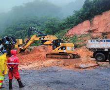 Equipes retiram 7 mil metros cúbicos de terra na BR-376 e limpam pista no sentido norte