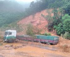 Equipes retiram 7 mil metros cúbicos de terra na BR-376 e limpam pista no sentido norte