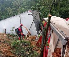 Equipes retiram 7 mil metros cúbicos de terra na BR-376 e limpam pista no sentido norte