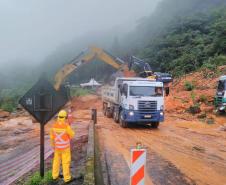 Equipes retiram 7 mil metros cúbicos de terra na BR-376 e limpam pista no sentido norte