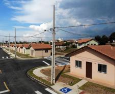Trinta e quatro famílias que viviam em casas em situação precária ou áreas de risco em Rio Azul, na região Centro-Sul do Paraná, receberam nesta sexta-feira (09) novas moradias do Governo do Estado Carlos Massa Ratinho Junior. A inauguração do conjunto habitacional e entrega das chaves contou com a participação do governador Carlos Massa Ratinho Junior e o prefeito Leandro Jasinski.