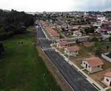 Trinta e quatro famílias que viviam em casas em situação precária ou áreas de risco em Rio Azul, na região Centro-Sul do Paraná, receberam nesta sexta-feira (09) novas moradias do Governo do Estado Carlos Massa Ratinho Junior. A inauguração do conjunto habitacional e entrega das chaves contou com a participação do governador Carlos Massa Ratinho Junior e o prefeito Leandro Jasinski.