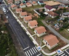 Trinta e quatro famílias que viviam em casas em situação precária ou áreas de risco em Rio Azul, na região Centro-Sul do Paraná, receberam nesta sexta-feira (09) novas moradias do Governo do Estado Carlos Massa Ratinho Junior. A inauguração do conjunto habitacional e entrega das chaves contou com a participação do governador Carlos Massa Ratinho Junior e o prefeito Leandro Jasinski.