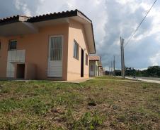 Trinta e quatro famílias que viviam em casas em situação precária ou áreas de risco em Rio Azul, na região Centro-Sul do Paraná, receberam nesta sexta-feira (09) novas moradias do Governo do Estado Carlos Massa Ratinho Junior. A inauguração do conjunto habitacional e entrega das chaves contou com a participação do governador Carlos Massa Ratinho Junior e o prefeito Leandro Jasinski.