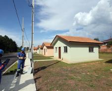 Trinta e quatro famílias que viviam em casas em situação precária ou áreas de risco em Rio Azul, na região Centro-Sul do Paraná, receberam nesta sexta-feira (09) novas moradias do Governo do Estado Carlos Massa Ratinho Junior. A inauguração do conjunto habitacional e entrega das chaves contou com a participação do governador Carlos Massa Ratinho Junior e o prefeito Leandro Jasinski.